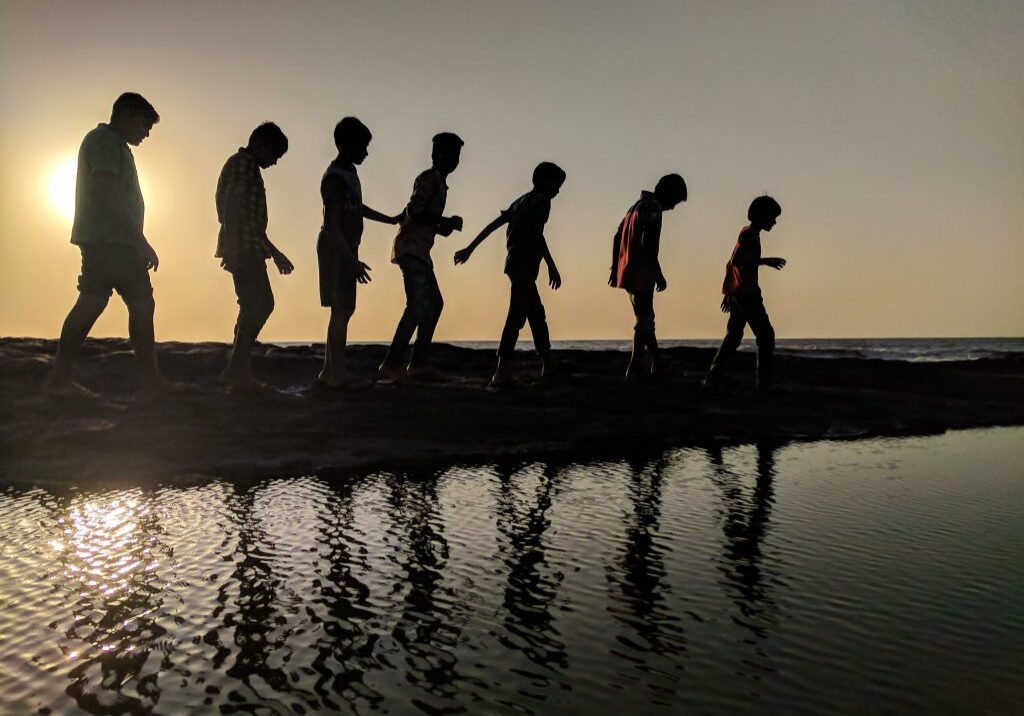 kids-walking-by-the-water-1024x768